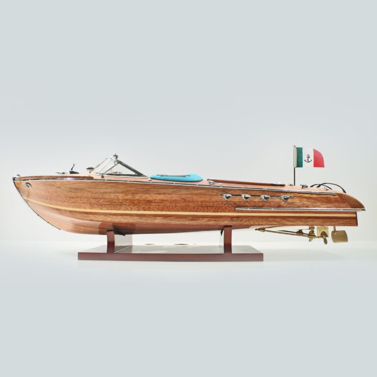 Håndlavet speedbådmodel af Riva Aquarama