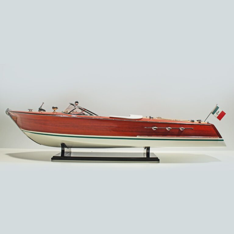 Håndlavet speedbådmodel af Riva Ariston