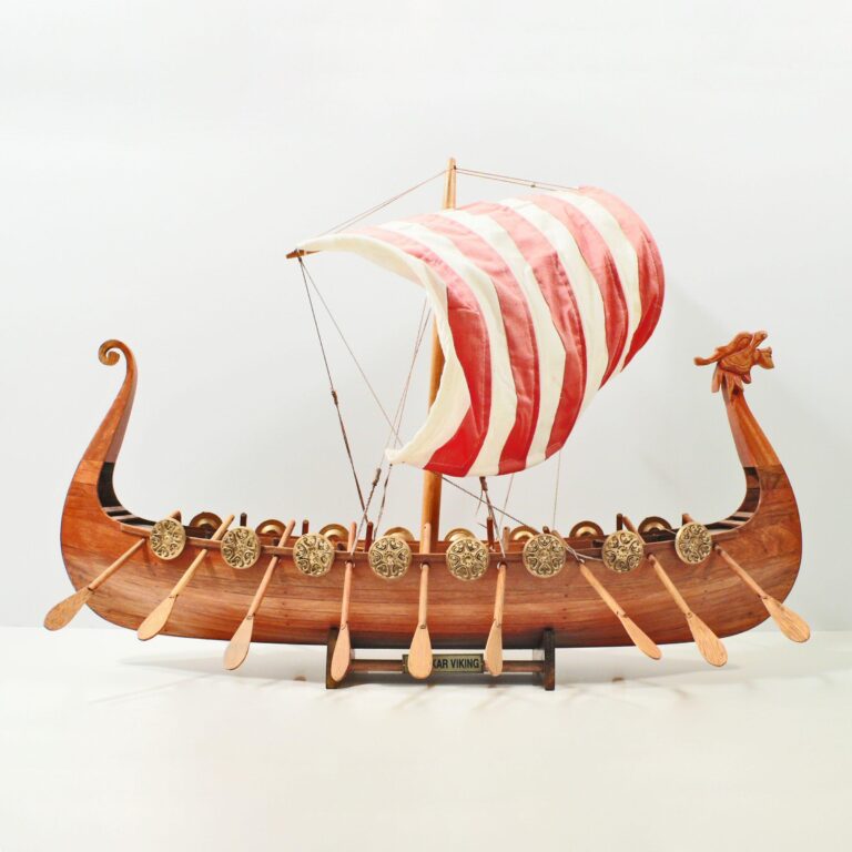 Håndlavet sejlskibsmodel af Drakkar Viking