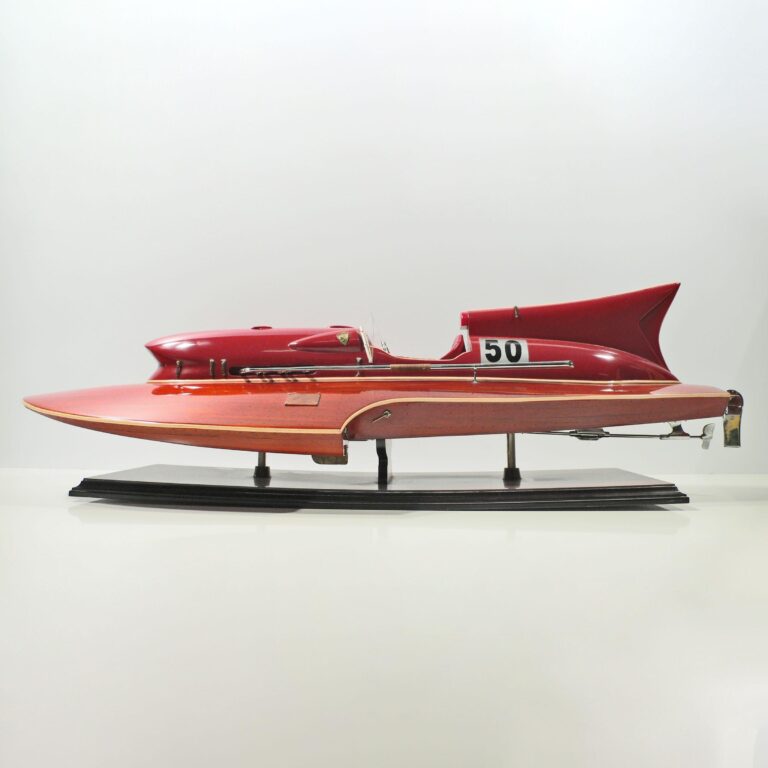 Håndlavet speedbådmodel af Ferrari Hydroplanes