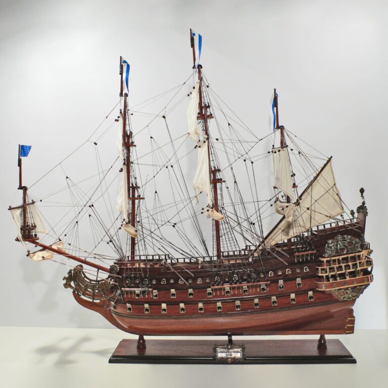 Håndlavet historisk sejlskibsmodel af Le Soleil Royal