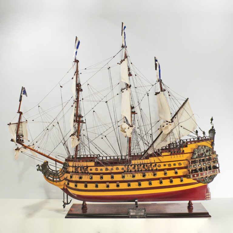 Håndlavet historisk sejlskibsmodel af Le Soleil Royal