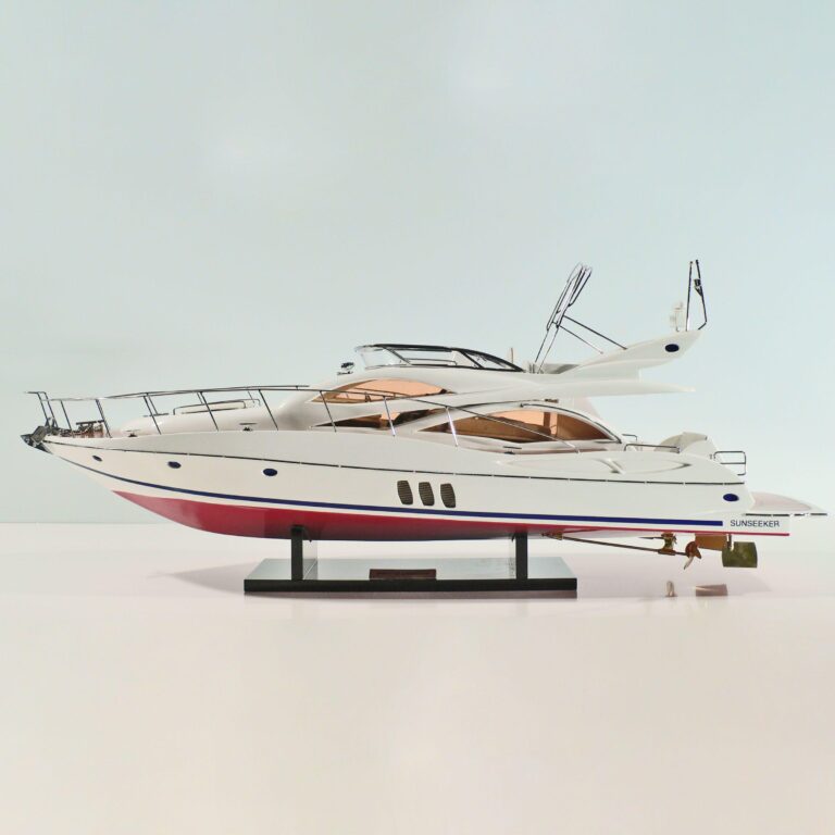 Håndlavet speedbådmodel af Manhattan Sunseeker 64
