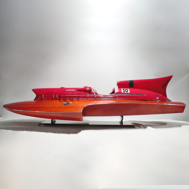Håndlavet speedbådmodel af Ferrari Hydroplanes