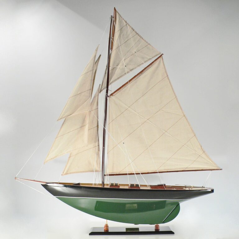 Håndlavet sejlskibsmodel af Pen Duick