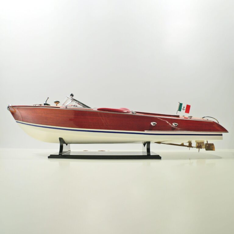 Håndlavet speedbådmodel af Riva Aquarama