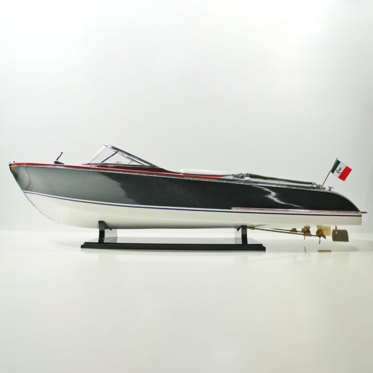 Håndlavet speedbådmodel af Riva Aquariva