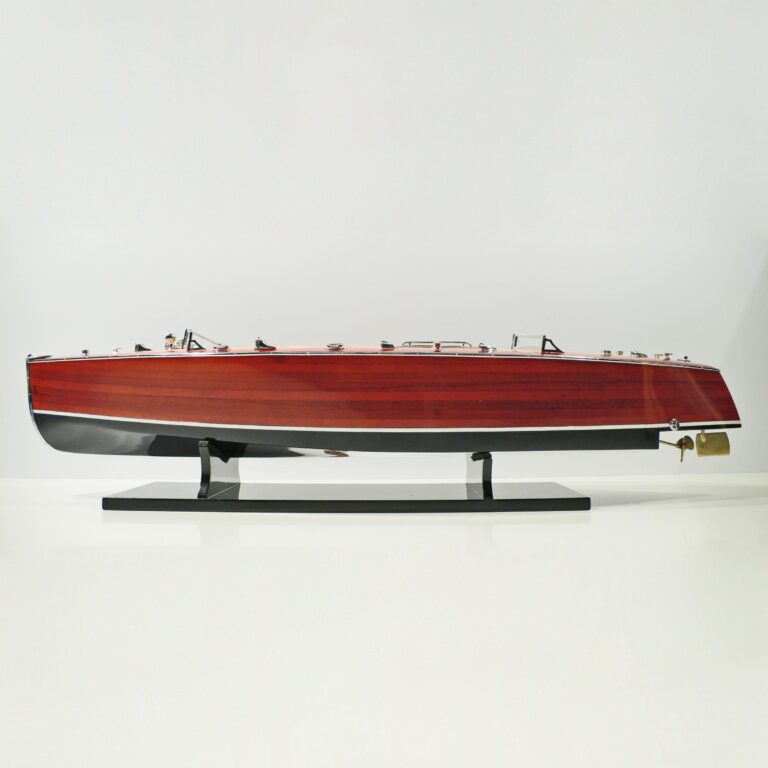 Håndlavet speedbådmodel af Thyphoon