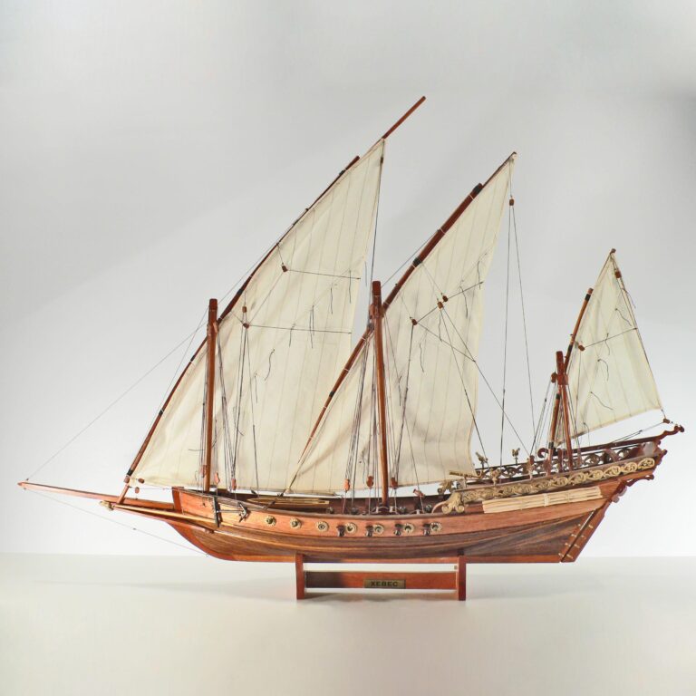 Håndlavet historisk sejlskibsmodel af Xebec
